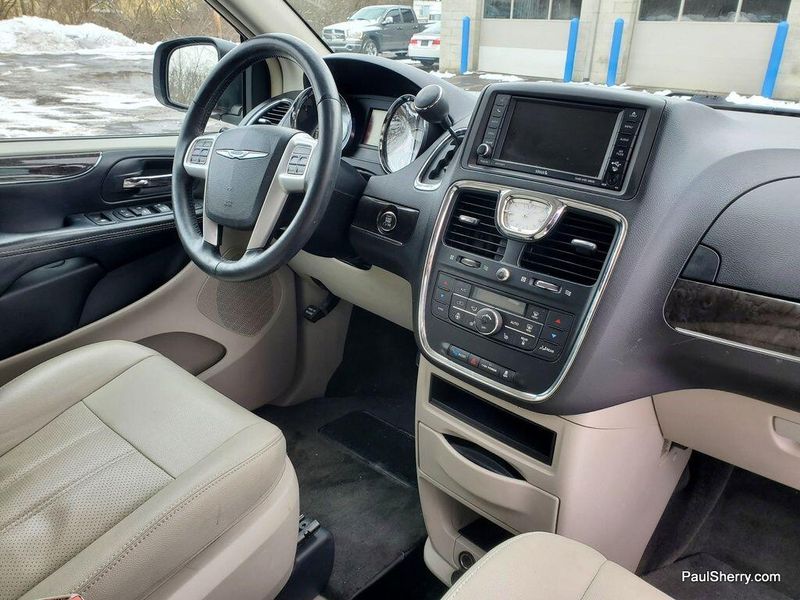 2016 Chrysler Town & Country Touring-LImage 4