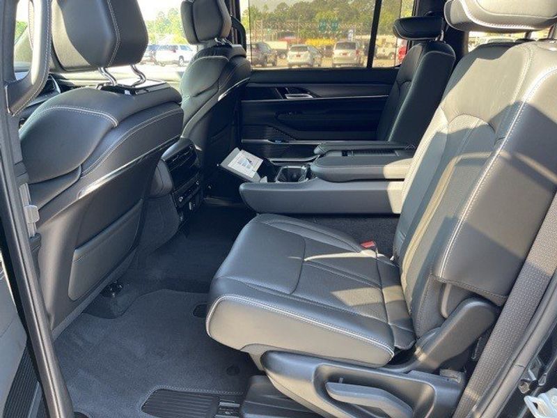 2022 Grand Wagoneer Obsidian 4x4Image 18