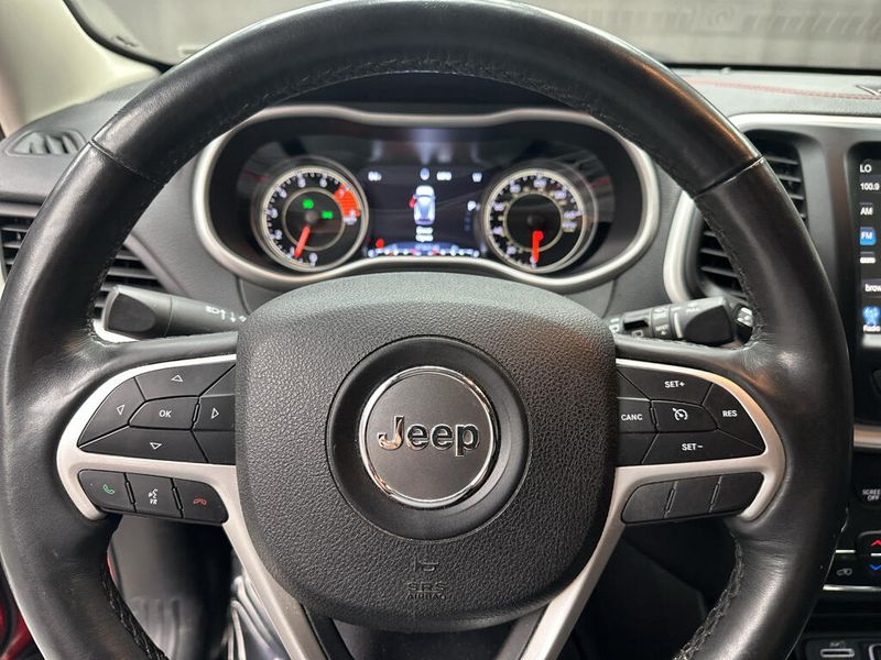 Used 2018 Jeep Cherokee TrailhawkImage 12