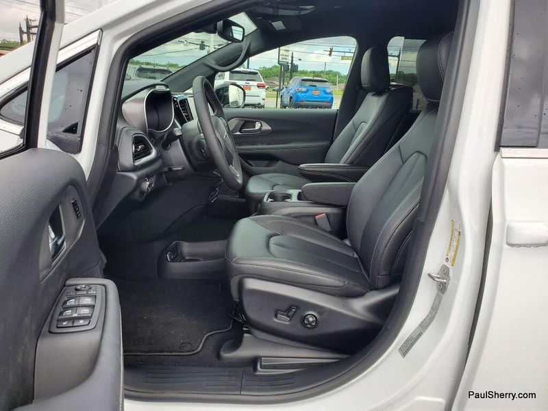 New 2025 Chrysler Pacifica SelectImage 21