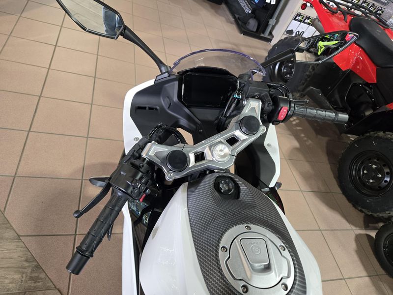2025 CFMOTO 300SS NEBULA WHITE Image 10