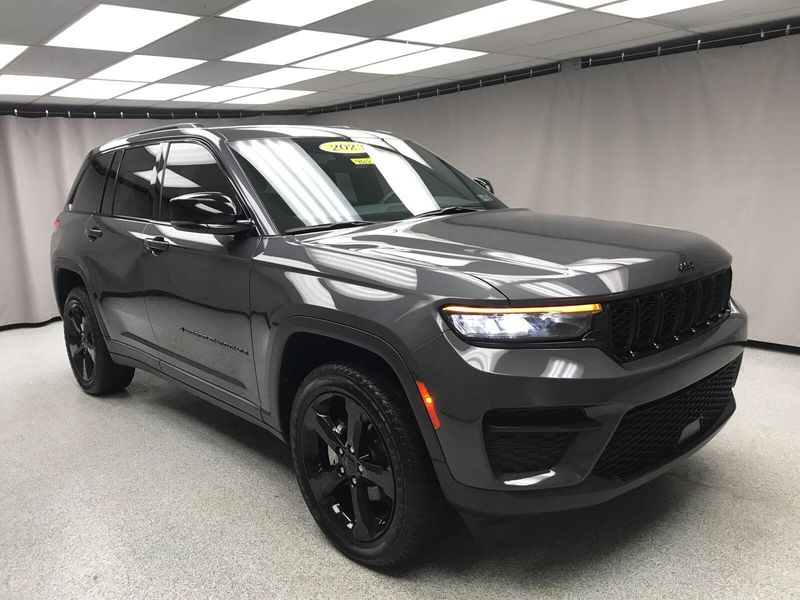 Used 2023 Jeep Grand Cherokee AltitudeImage 17