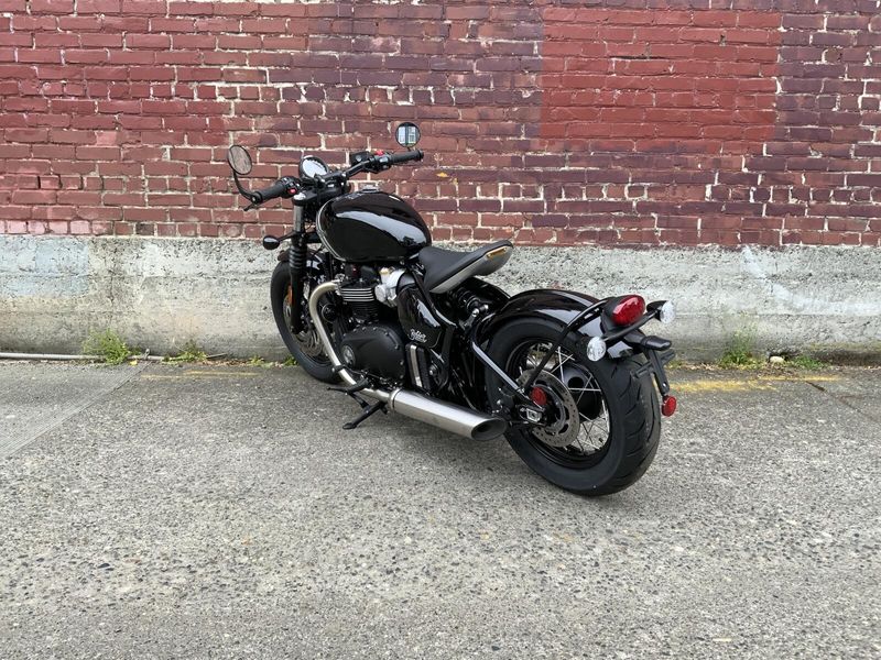 2025 Triumph BONNEVILLE BOBBER