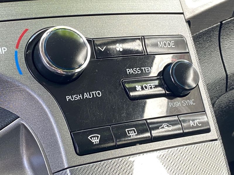 2013 Toyota Venza LEImage 23