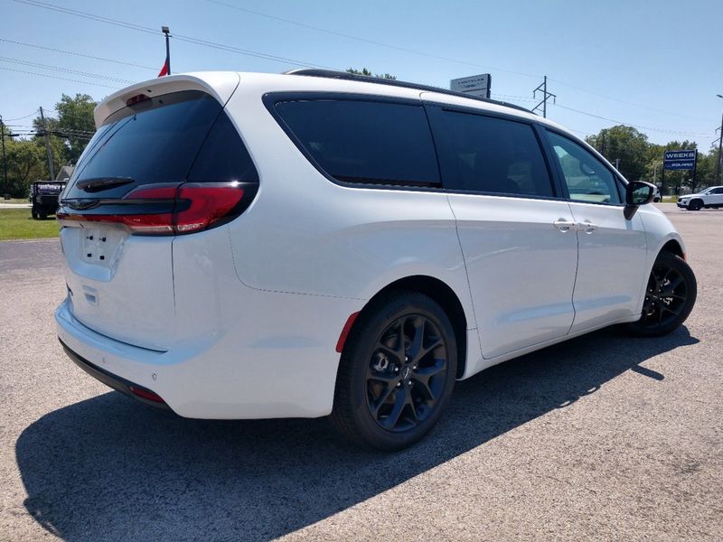 2023 Chrysler Pacifica Touring LImage 5