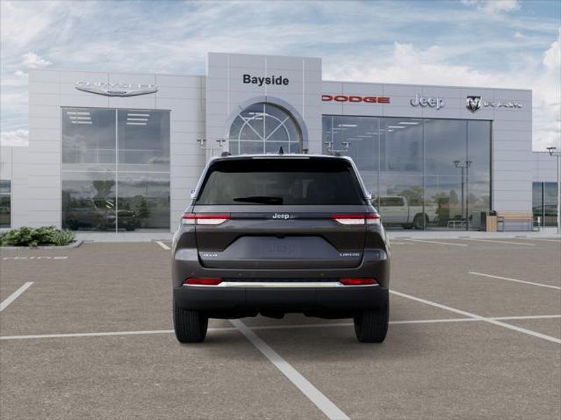 2025 Jeep Grand Cherokee Laredo X photo 3