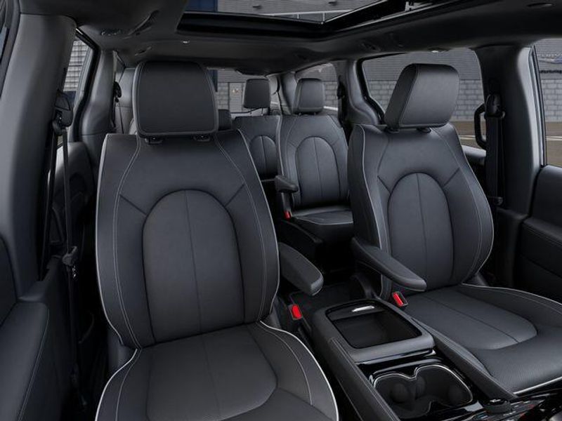 New 2027 Chrysler Pacifica LimitedImage 16