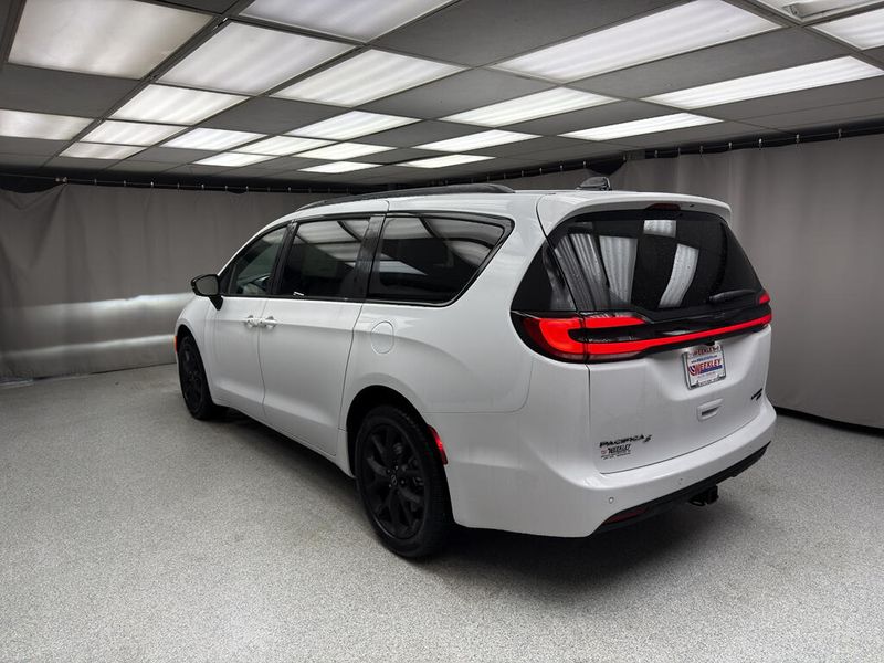 New 2026 Chrysler Pacifica Limited AwdImage 2