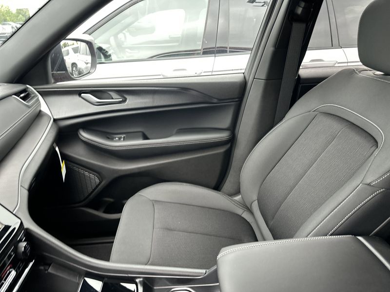 New 2025 Jeep Grand Cherokee L Laredo X 4x4Image 28