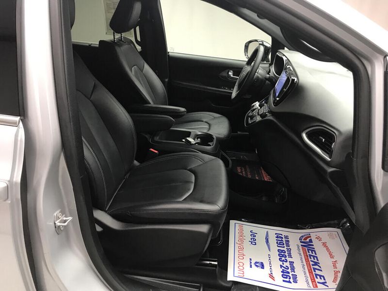 Used 2026 Chrysler Pacifica SelectImage 21