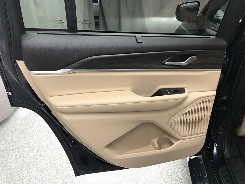 Used 2023 Jeep Grand Cherokee L LimitedImage 8