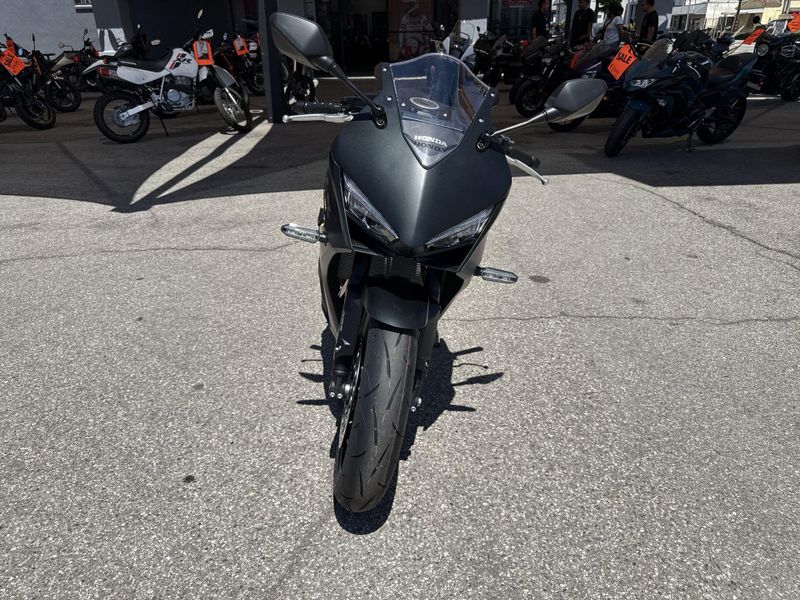 New 2026 Honda CBR650R E-CLUTCH Image 11