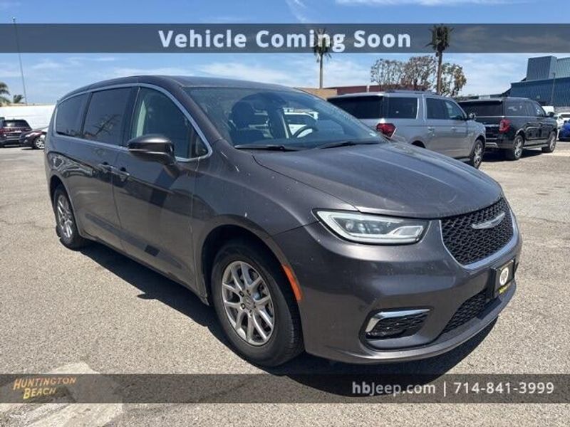 2023 Chrysler Pacifica Touring LImage 3
