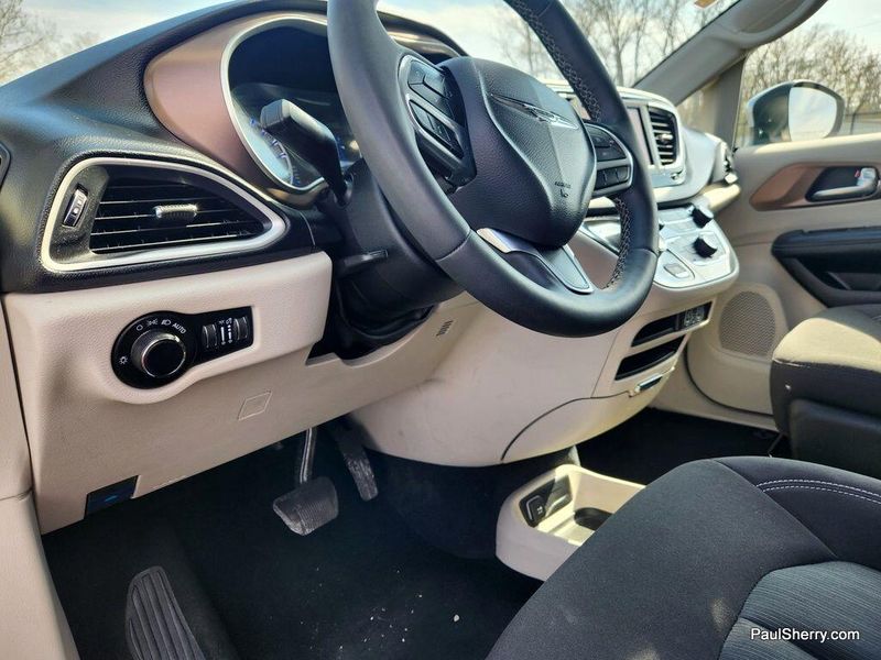 2023 Chrysler Voyager LXImage 32