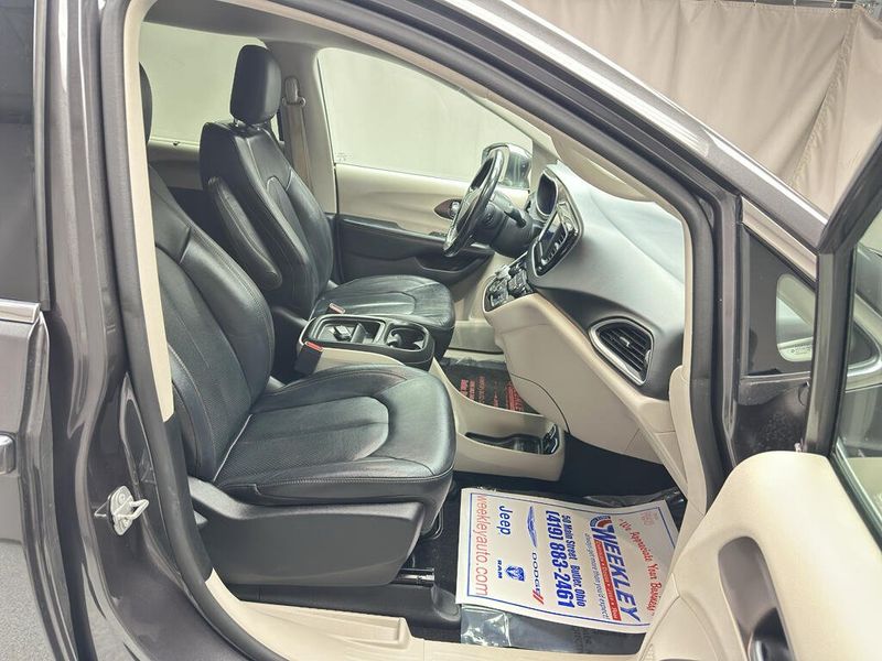 Used 2019 Chrysler Pacifica Touring LImage 21