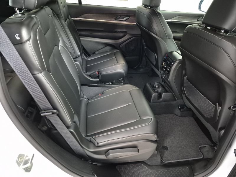 2025 Jeep Grand Cherokee L Limited 4x4Image 8