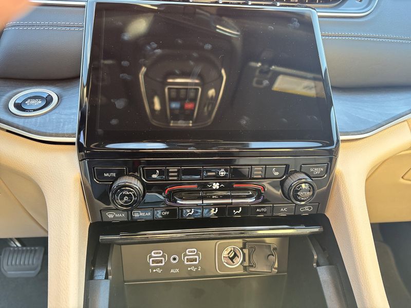 New 2025 Jeep Grand Cherokee L Limited 4x4Image 35