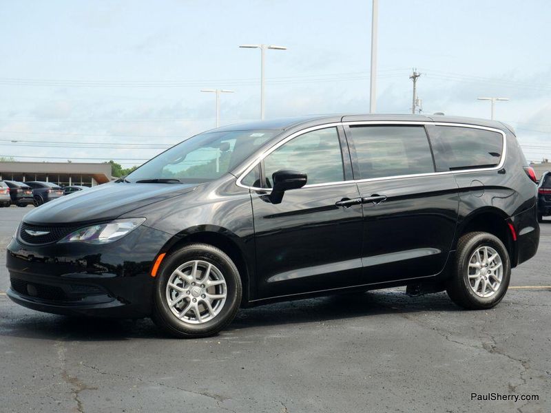 New 2025 Chrysler Voyager LXImage 18