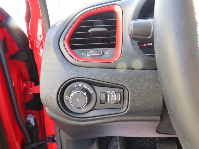 2023 Jeep Renegade Trailhawk 4x4 4dr SUVImage 12