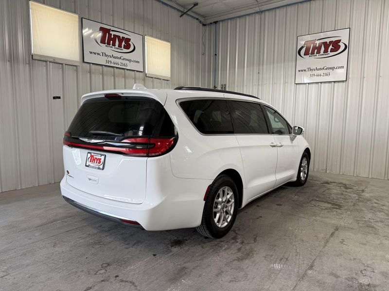 Used 2022 Chrysler Pacifica Touring LImage 3
