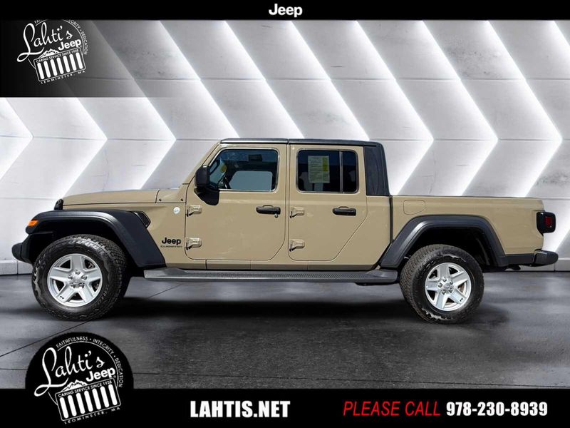 2020 Jeep Gladiator Sport S photo 2