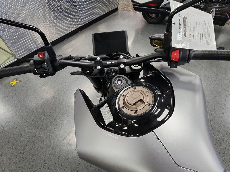 New 2025 Husqvarna VITPILEN 801 Image 10