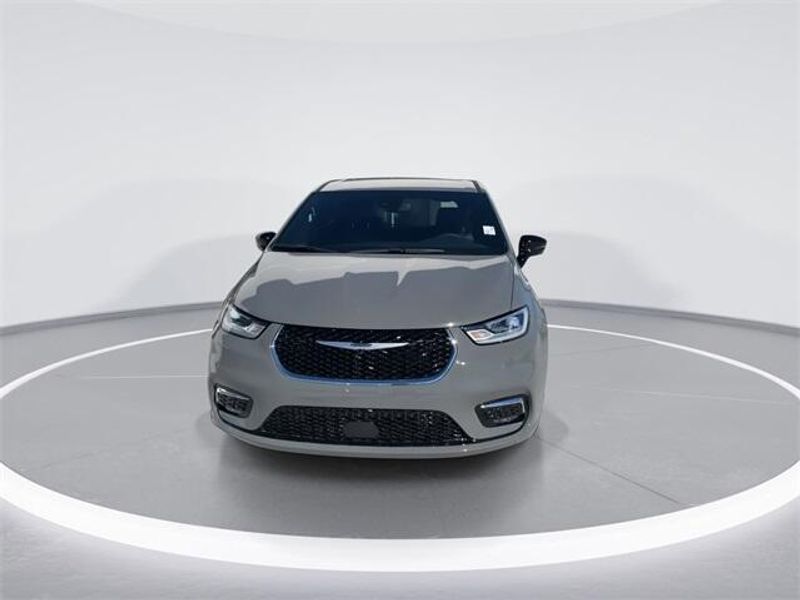 2025 Chrysler Pacifica photo 3