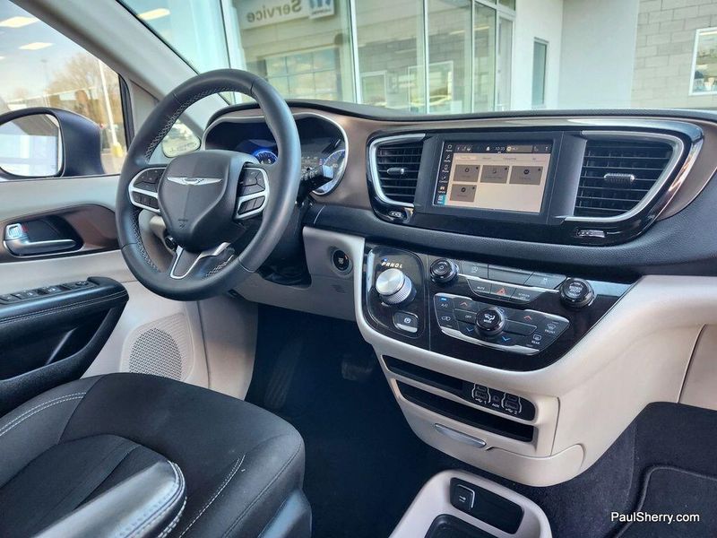 2022 Chrysler Voyager LXImage 40