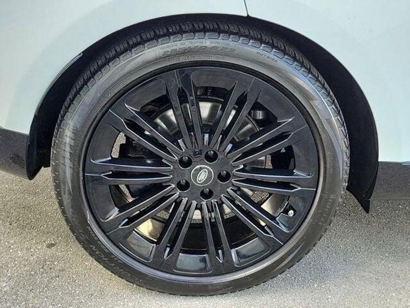 2023 Land Rover Range Rover SE photo 9