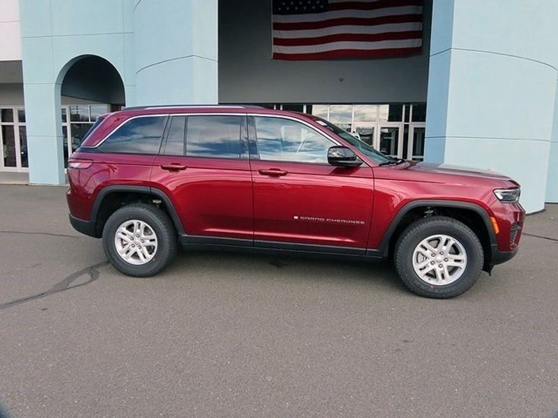 2023 Jeep Grand Cherokee LaredoImage 2