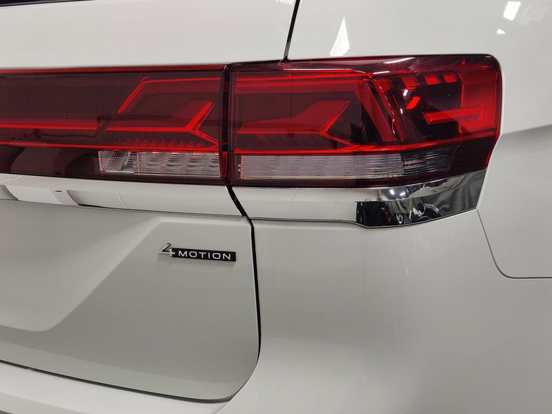 Used 2025 Volkswagen Atlas SE AWD w/TechnologyImage 4