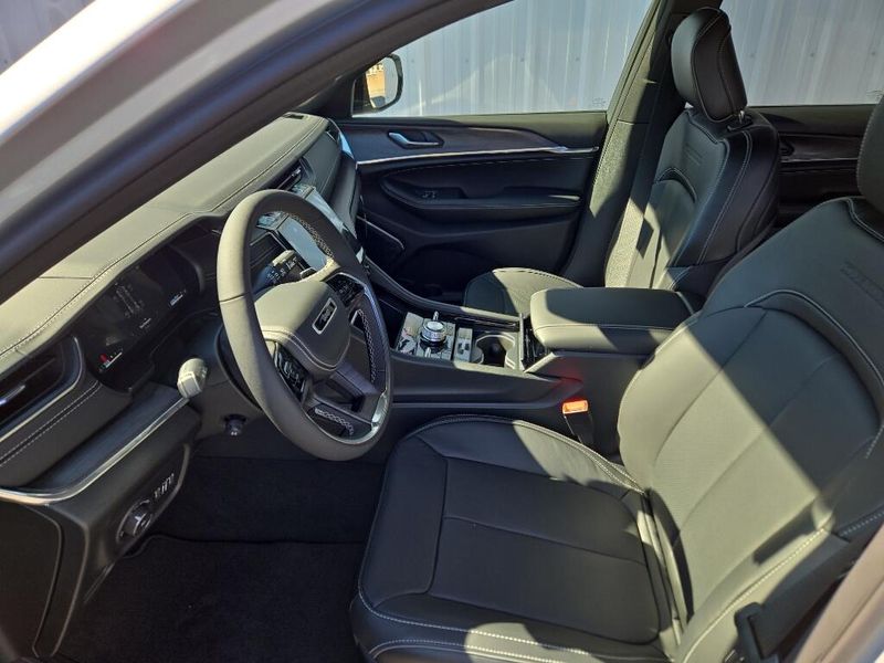 2025 Jeep Grand Cherokee Overland photo 5