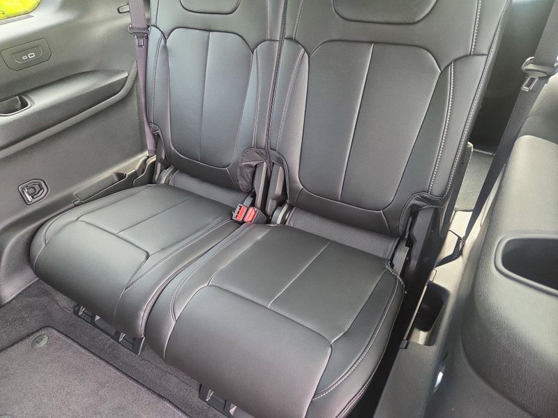 2025 Jeep Grand Cherokee Limited photo 9