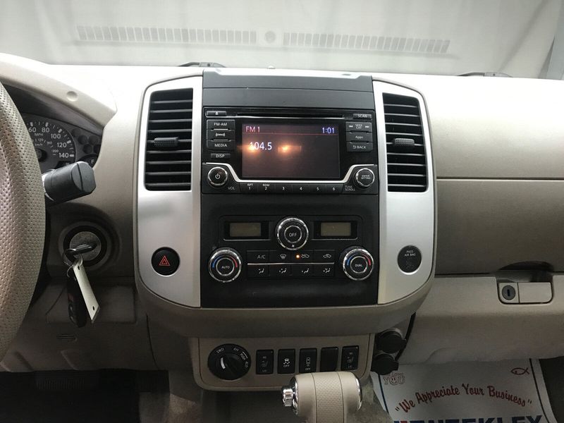 2015 Nissan Frontier SVImage 7