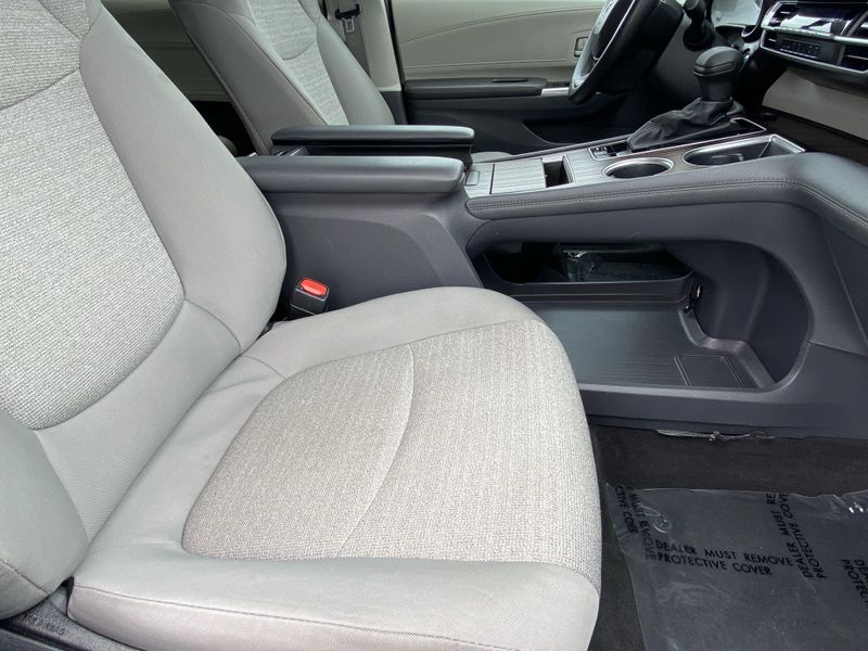 2024 Toyota Sienna LEImage 12