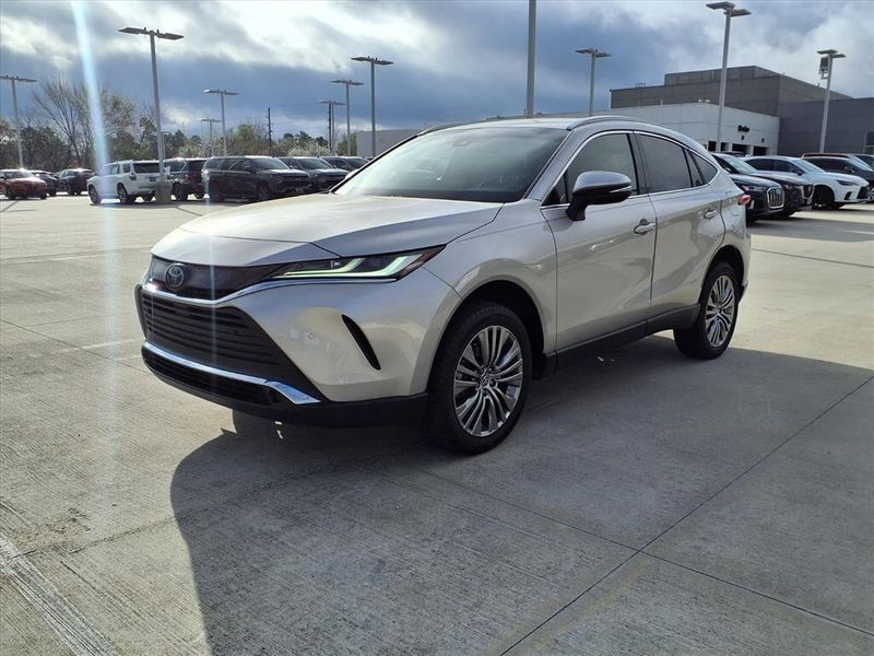 Used 2022 Toyota Venza XLEImage 2