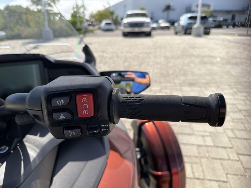 New 2026 Can-Am SPYDER F3 LIMITED SPECIAL SERIES (SE6) Image 24