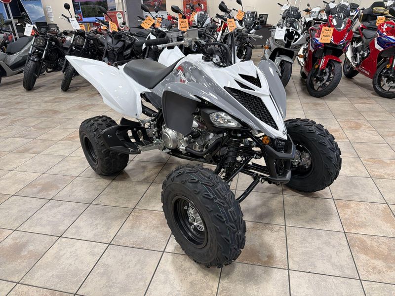 New 2026 Yamaha RAPTOR 700  in a ARMOR GREY exterior color. Vista Del Amo Motorsports 760-330-5665 delamomotorsports.com 