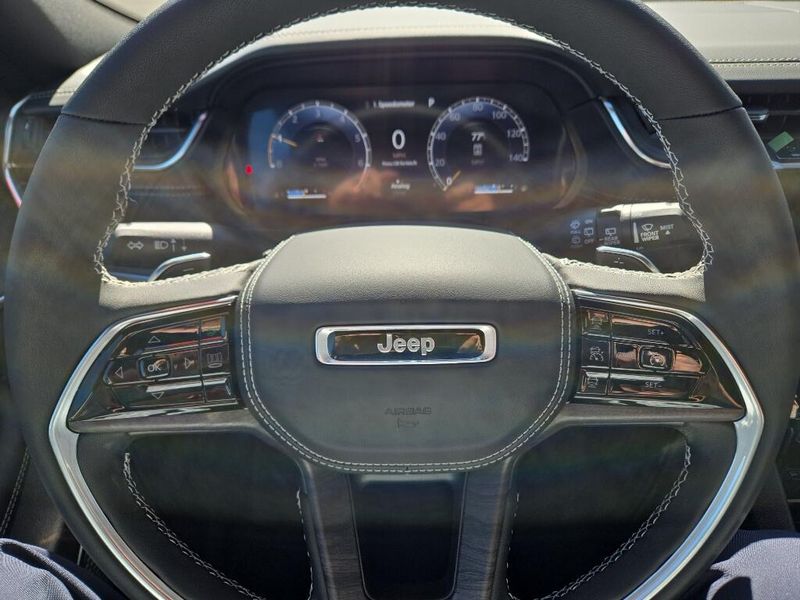 2025 Jeep Grand Cherokee Overland photo 12