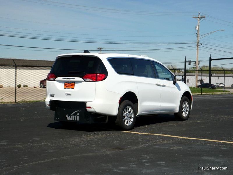 2022 Chrysler Voyager LXImage 30
