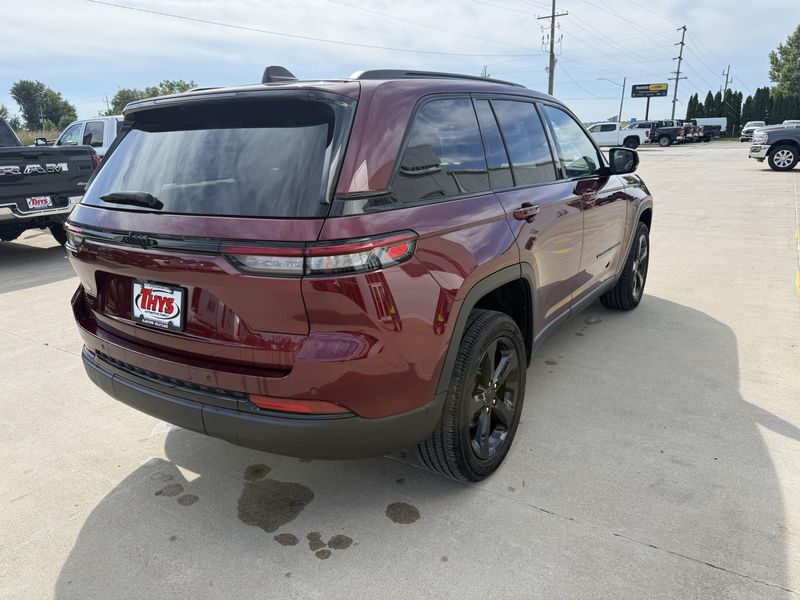 Used 2025 Jeep Grand Cherokee AltitudeImage 36