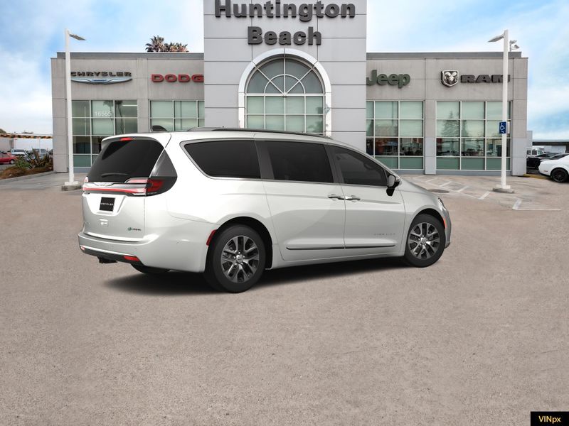 2025 Chrysler Pacifica Hybrid PinnacleImage 8