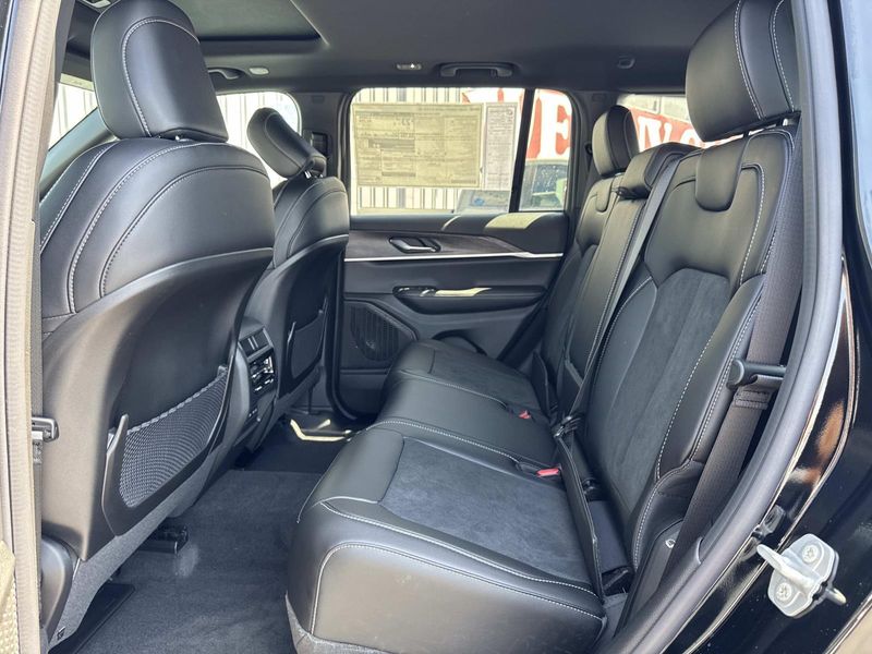 New 2026 Jeep Grand Cherokee Laredo Altitude 4x2
