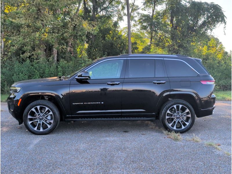 Used 2023 Jeep Grand Cherokee OverlandImage 2