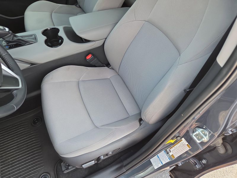 2022 Toyota Venza LE photo 13