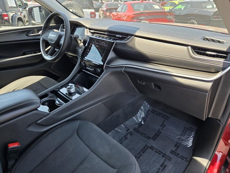 Used 2023 Jeep Grand Cherokee Laredo 4x2
