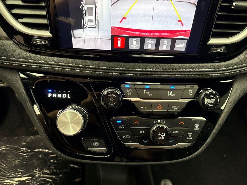 New 2026 Chrysler Pacifica SelectImage 13