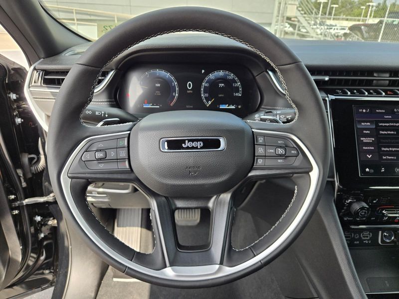 2025 Jeep Grand Cherokee Altitude photo 14