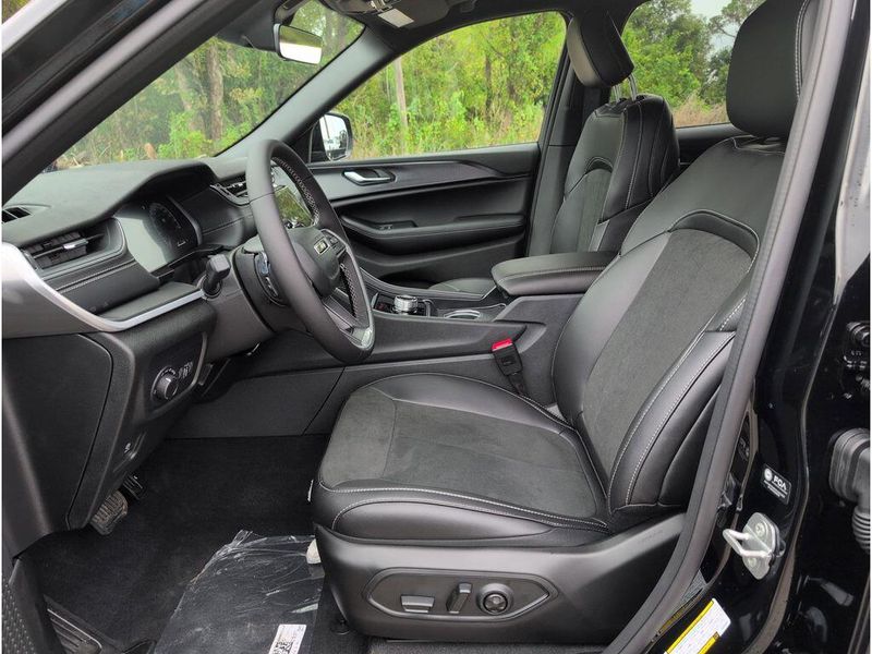 New 2025 Jeep Grand Cherokee Altitude X 4x2Image 10