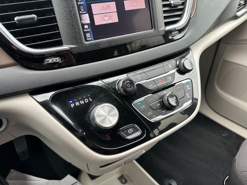 2022 Chrysler Voyager LXImage 7